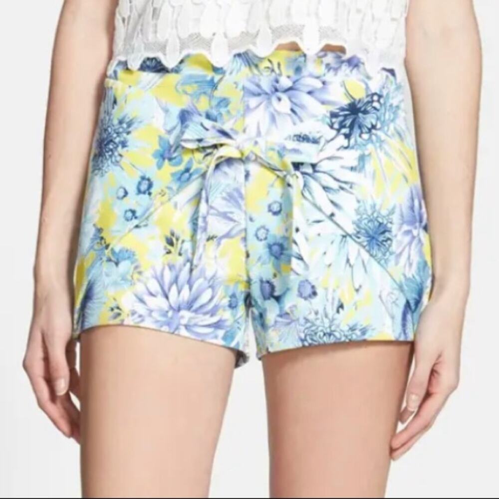 J.O.A. Los Angeles Tie Front Floral Shorts SZ Large
